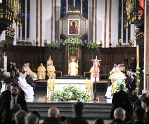 Msza za ofiary Smoleńska w Archikatedrze. Obecni Nawrocki i Kaczyńska