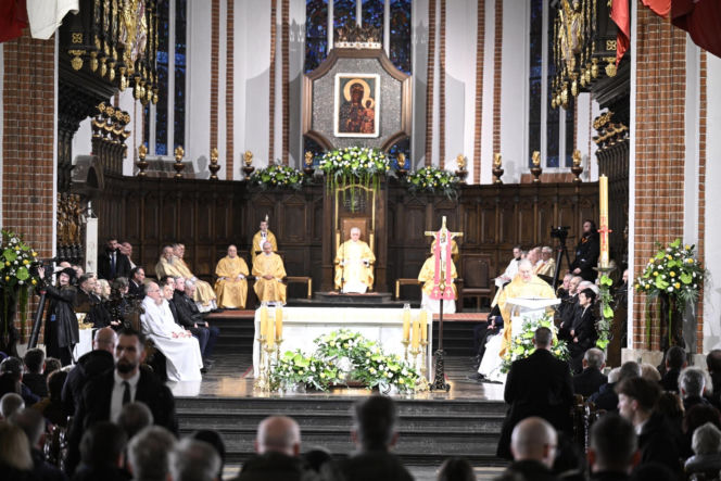 Msza za ofiary Smoleńska w Archikatedrze. Obecni Nawrocki i Kaczyńska