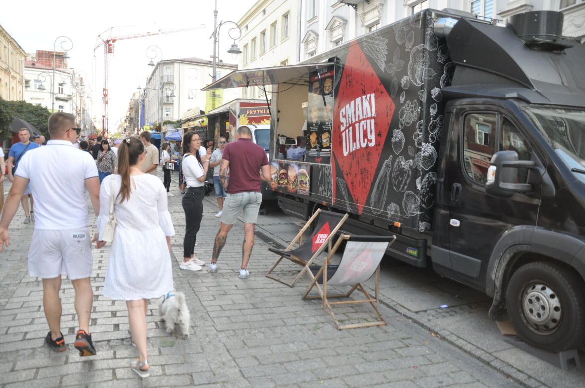 Ostatnia niedziela lata 2023 w Kielcach. Tłumy w centrum miasta