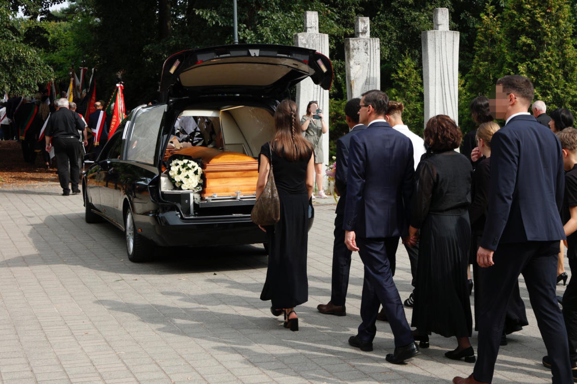 Tak wygląda grób matki Morawickiego, morze kwiatów