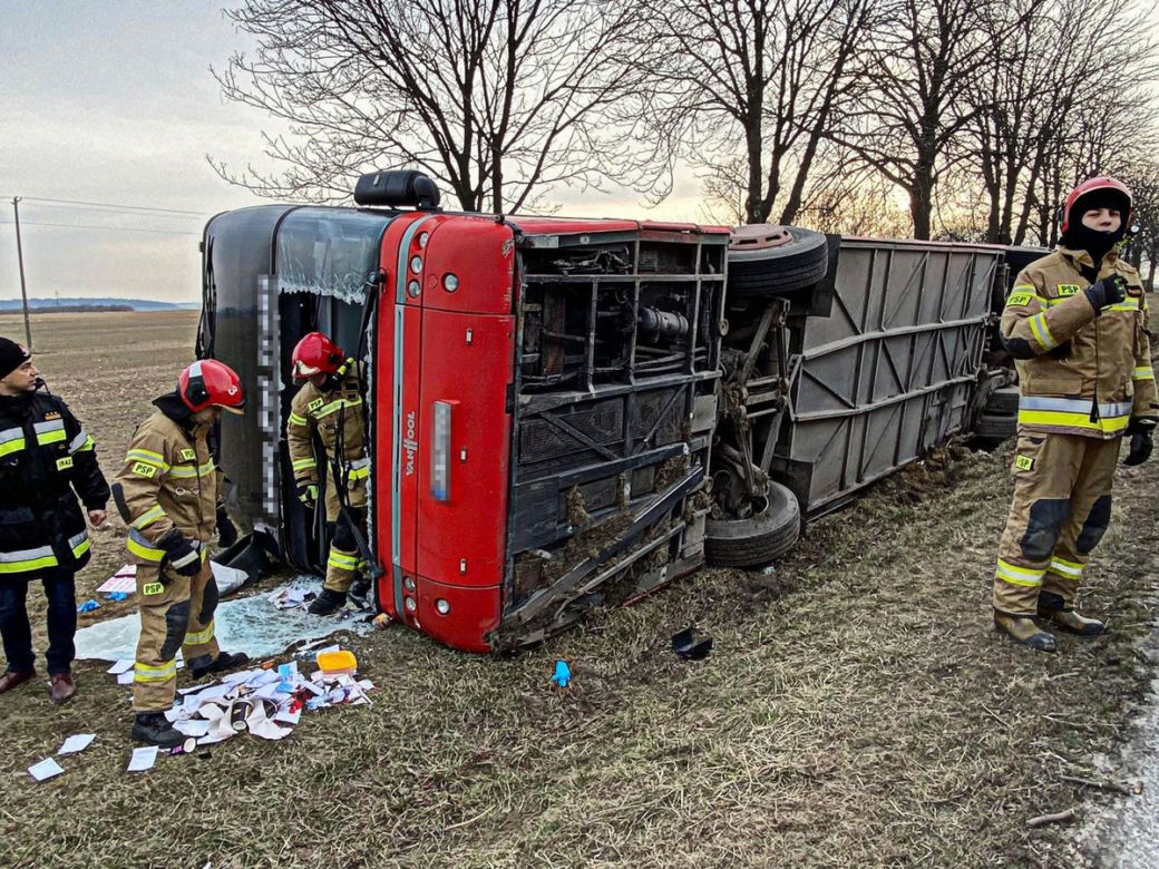 wypadek autokaru z uchodźcami