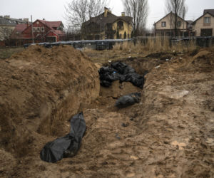 Wojna na Ukrainie. Ujawniono zdjęcia satelitarne ogromnego, masowego grobu w Buczy