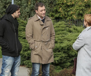 Barwy szczęścia odc. 1078. Ernest Chowański (Krystian Kukułka), Artur (Jacek Rozenek), Marta (Katarzyna Zielińska)