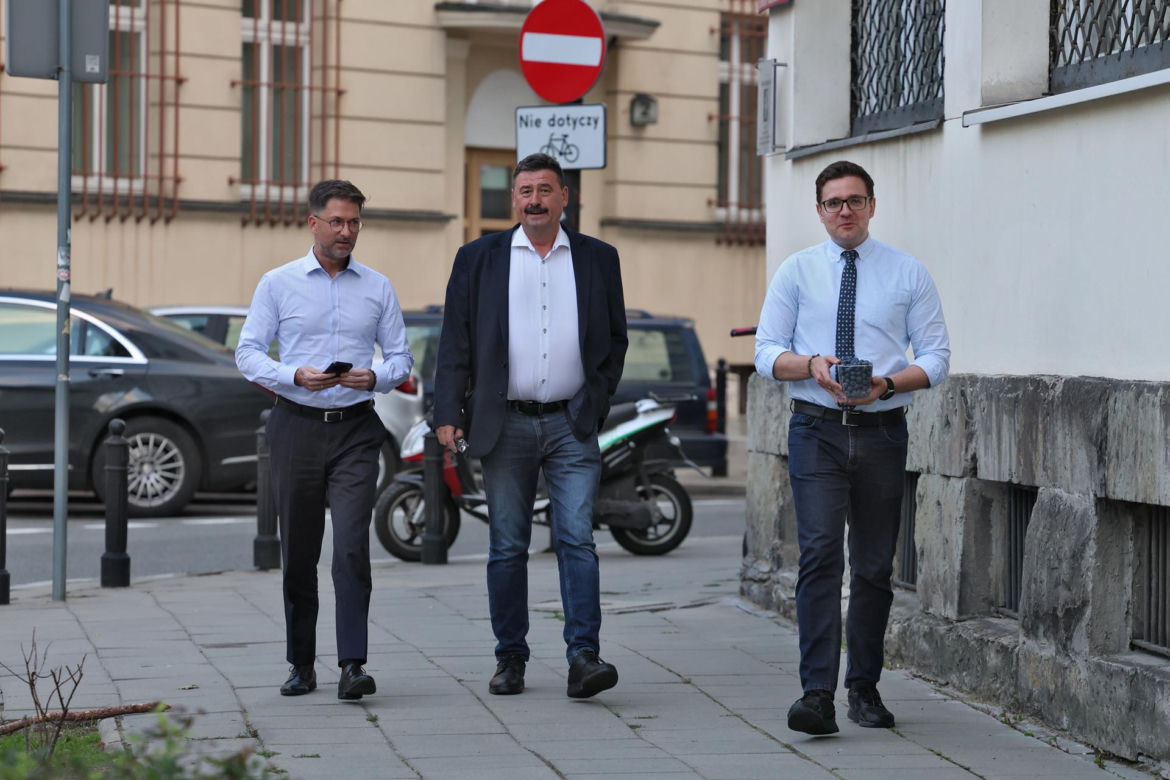 Zamiast na Nowogrodzkiej, Morawiecki i jego stronnicy spotkali się przy Konopnickiej. Były cukierki dla dziennikarzy