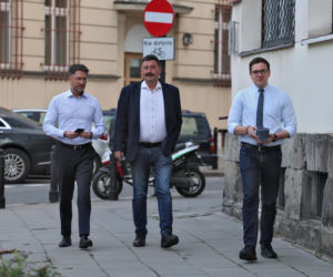 Zamiast na Nowogrodzkiej, Morawiecki i jego stronnicy spotkali się przy Konopnickiej. Były cukierki dla dziennikarzy