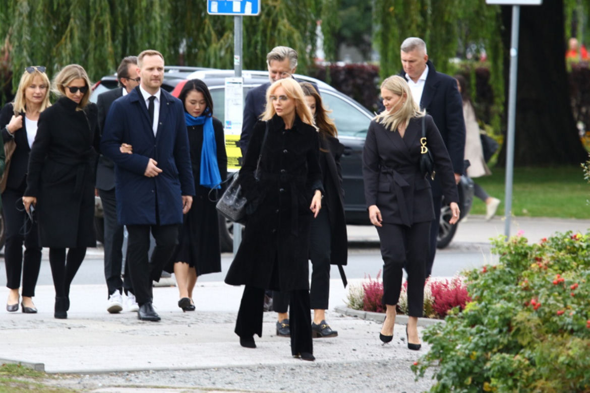 Agnieszka Woźniak-Starak ze znajomymi idzie na premierę filmu "Ukryta gra"