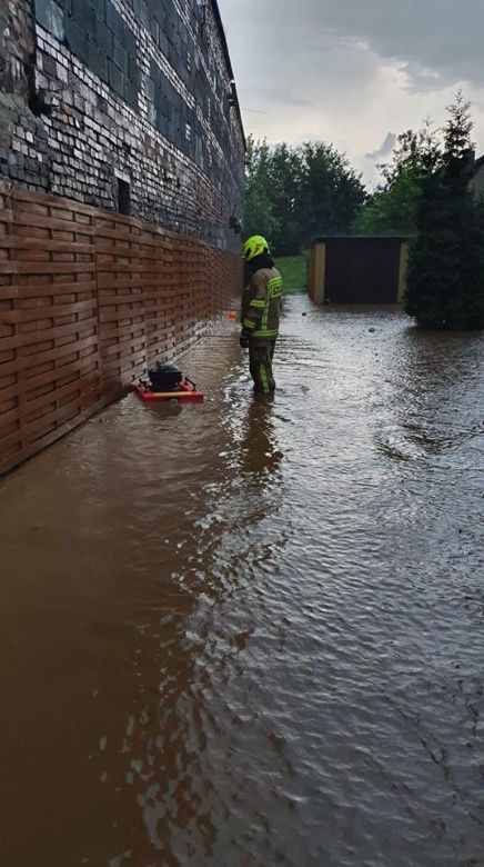 Skutki burz na Śląsku. Zalane ulice, stadion pod wodą! [ZDJĘCIA]