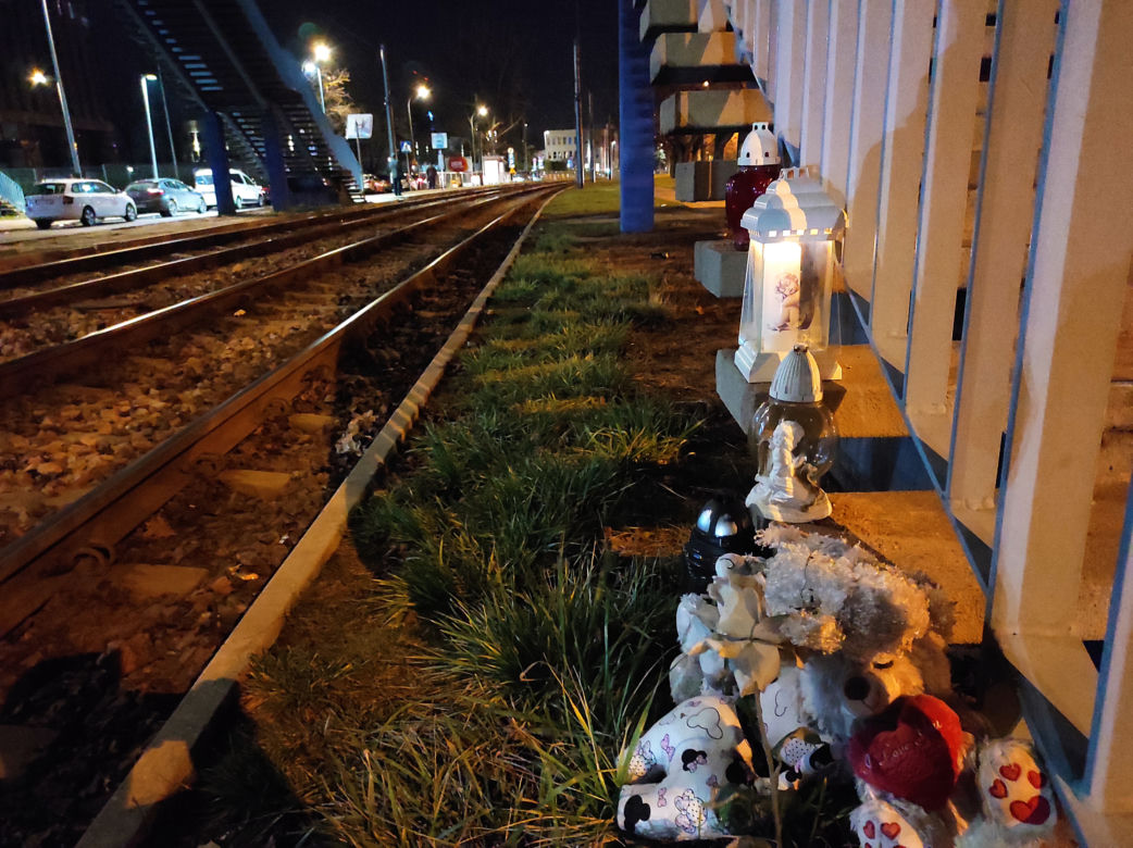 Czterolatek zginął ciągnięty przez tramwaj po torowisku. W miejscu tragedii wciąż płoną znicze 