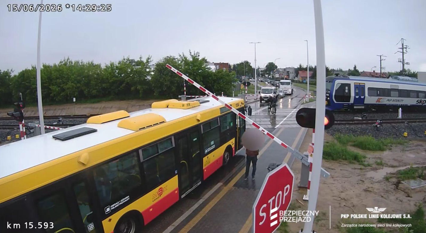 Pociągi wróciły do Łomży. Szokujące sceny na przejazdach kolejowych. PKP pokazało nagranie