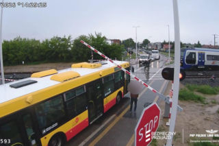 Pociągi wróciły do Łomży. Szokujące sceny na przejazdach kolejowych. PKP pokazało nagranie