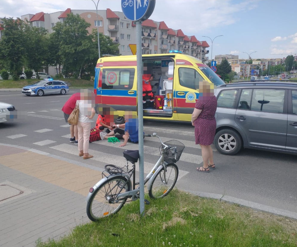 Potrącenie rowerzystki w Łomży. Kobieta jechała ścieżką rowerową