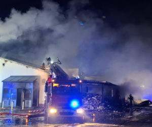 Ogromny pożar w Rawiczu. Palą się budynki przy ul. Sarnowskiej [ZDJĘCIA]