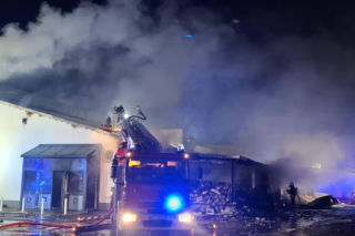 Ogromny pożar w Rawiczu. Palą się budynki przy ul. Sarnowskiej [ZDJĘCIA/FILM]