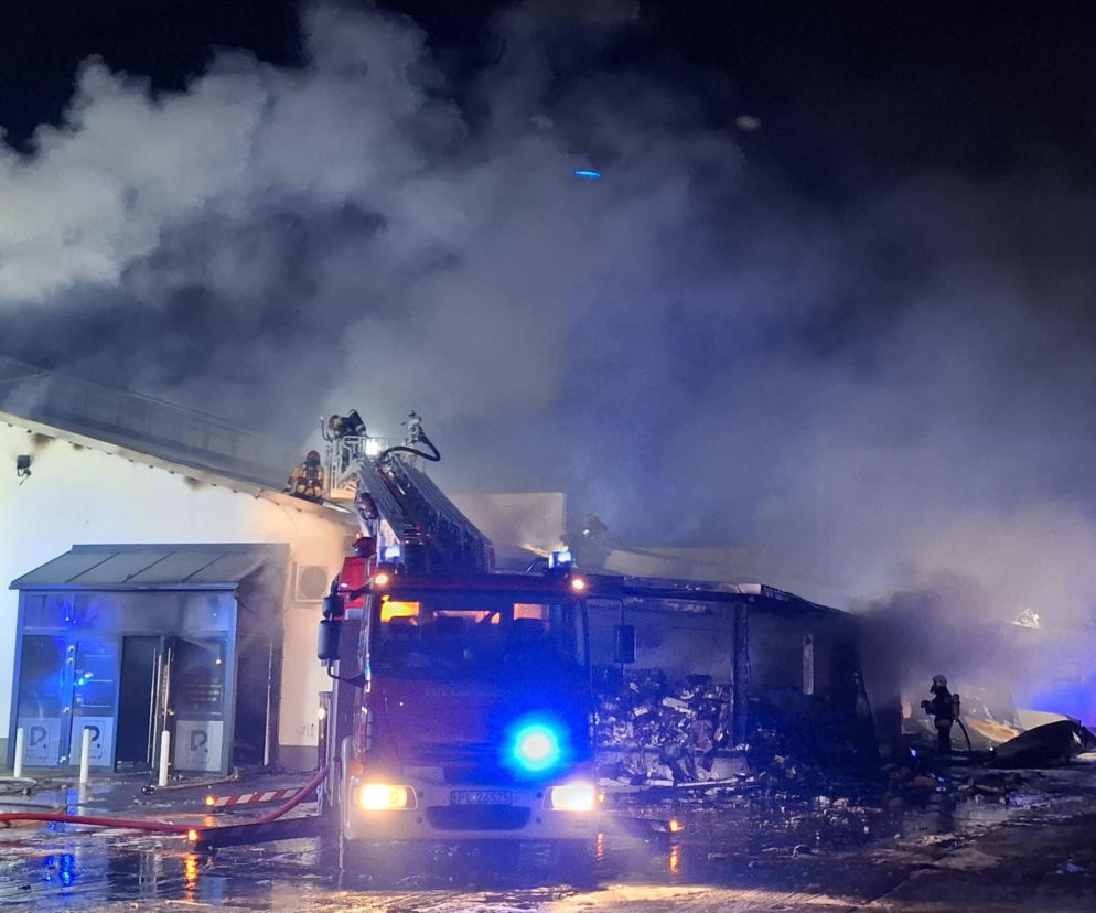 Ogromny pożar w Rawiczu. Palą się budynki przy ul. Sarnowskiej [ZDJĘCIA]