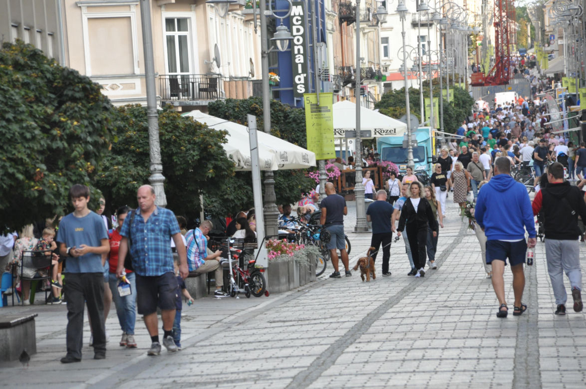 Ostatnia niedziela lata 2023 w Kielcach. Tłumy w centrum miasta
