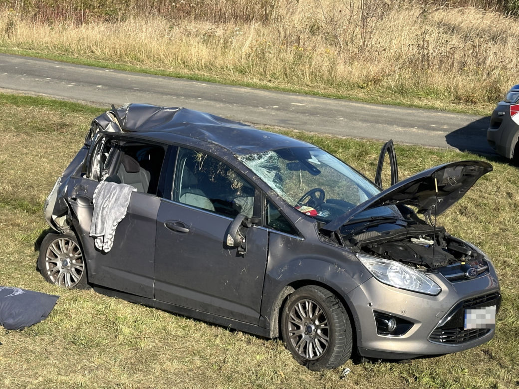 Groźny wypadek w Palmirach. Ciężarówka wbiła się w forda