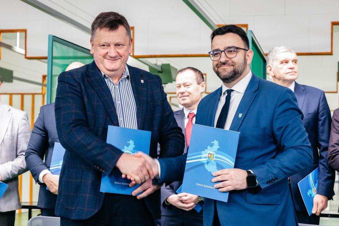 Powiat rzeszowski i łańcucki z porozumieniem o wsparciu w kryzysach. Chodzi o sprzęt, logistykę i ewakuację
