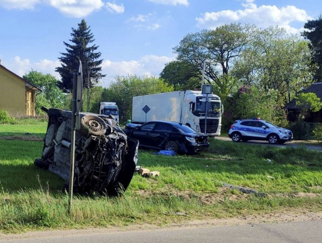 Dwa wypadki w odstępie kilku chwil! Kierowca przyglądał się zderzeniu BMW i opla i potrącił rowerzystę pod Ostrowią Mazowiecką [ZDJĘCIA]