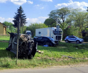 Dwa wypadki w odstępie kilku chwil! Kierowca przyglądał się zderzeniu BMW i opla i potrącił rowerzystę pod Ostrowią Mazowiecką [ZDJĘCIA]