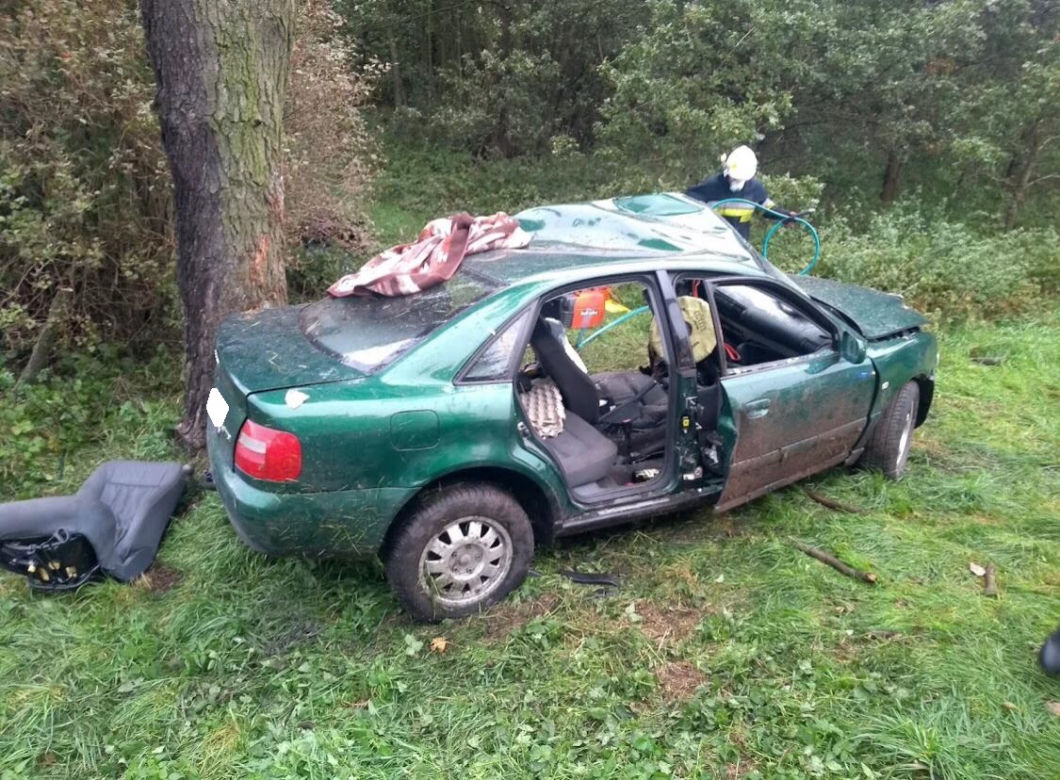 Poddębice. Finał podróży na drzewie, z audi została miazga! Cud, że wyszedł z TEGO żywo!