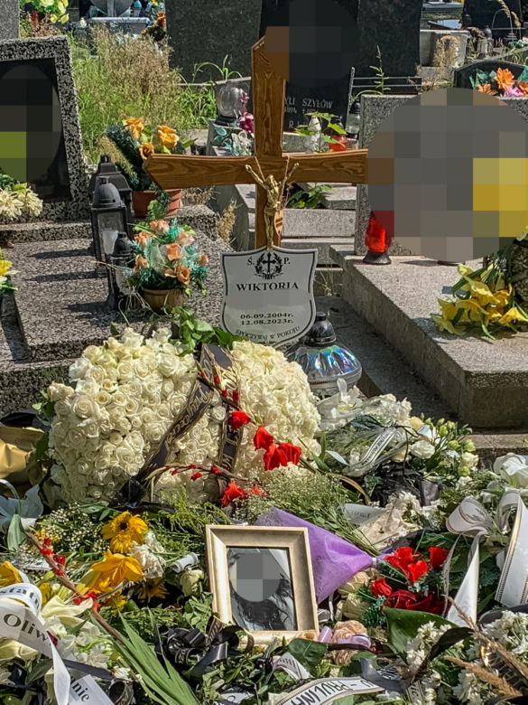 Białą urnę przykryły kwiaty. Przyjaciele zamordowanej Wiktorii cały czas czuwają przy grobie