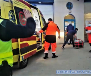 Karetka z sercem przemknęła przez zakorkowany Wrocław