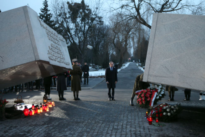 Pomnik ofiar katastrofy smoleńskiej na Powązkach