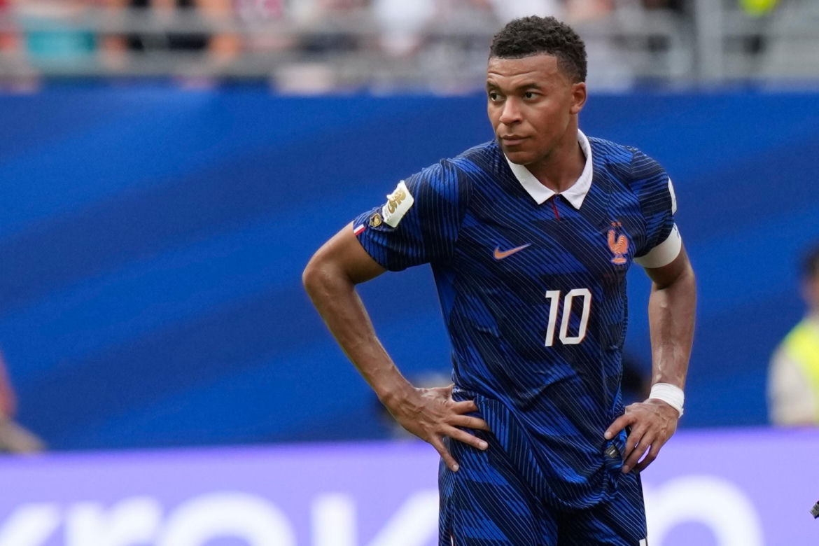 Kylian Mbappe z aktorką Ester Exposito na wakacjach na Sardynii