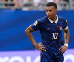 Kylian Mbappe z aktorką Ester Exposito na wakacjach na Sardynii