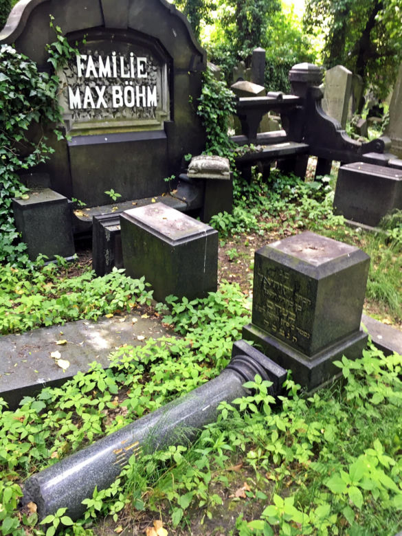 Zdewastowali zabytkowy cmentarz. Wandale zniszczyli 26 nagrobków