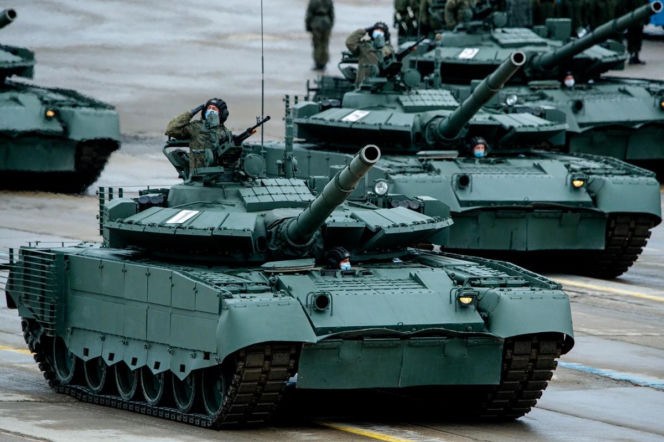 Rząd czołgów T-80BVM na placu. Z włazu pierwszego salutuje żołnierz. O rosyjskiej maszynie przeczytasz na SE Portal Obronny.