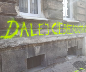 Miłosne graffiti na jednej z kamienic. Mieszkańcy: to zwykły akt wandalizmu! 