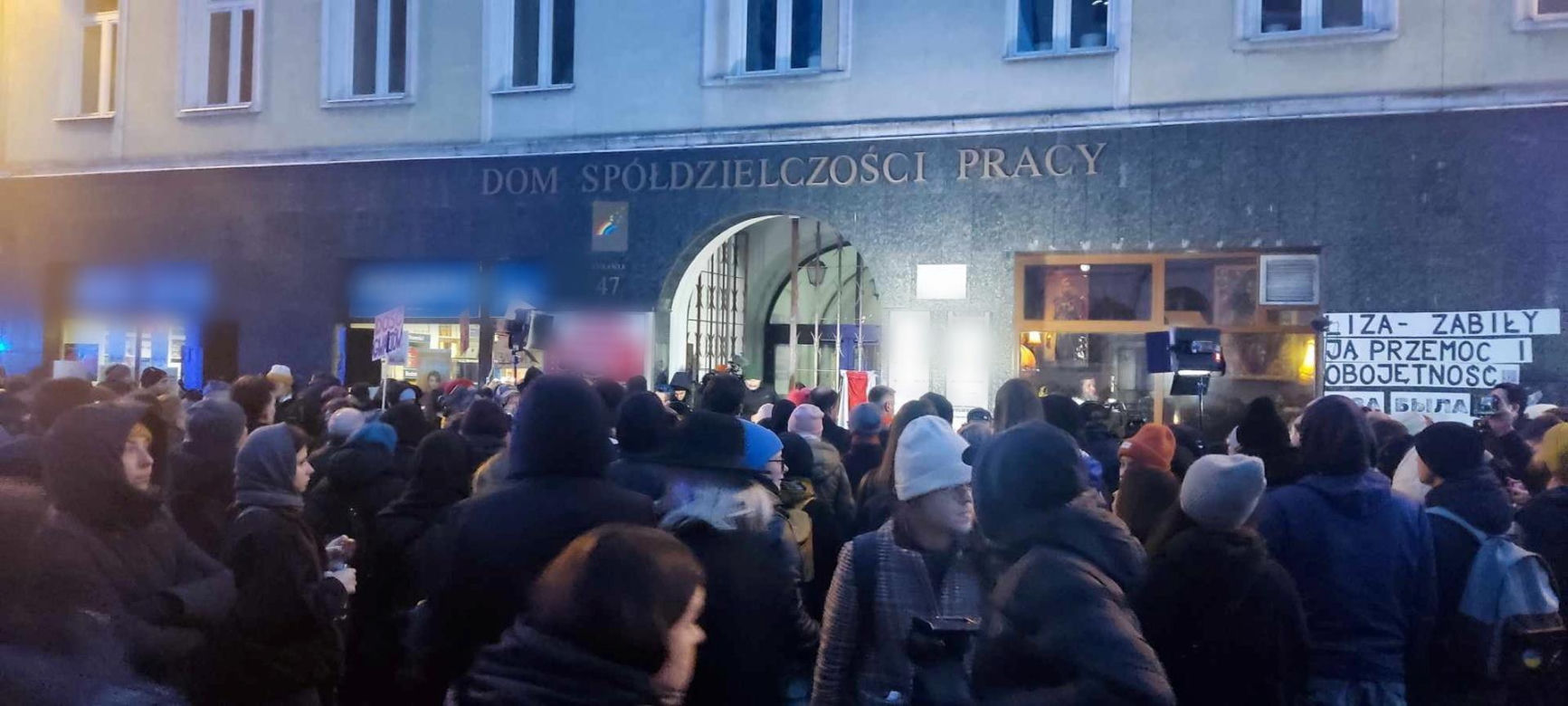 25-letnia Liza zmarła po brutalnym gwałcie. Cichy marsz idzie ulicami Warszawy