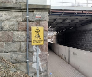 Nowe tablice znaki dla rowerzystów pod wiaduktem garwolińskim w Siedlcach