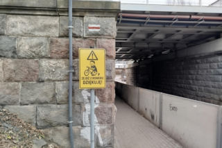 Nowe tablice znaki dla rowerzystów pod wiaduktem garwolińskim w Siedlcach