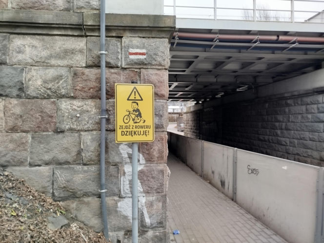 Nowe tablice znaki dla rowerzystów pod wiaduktem garwolińskim w Siedlcach