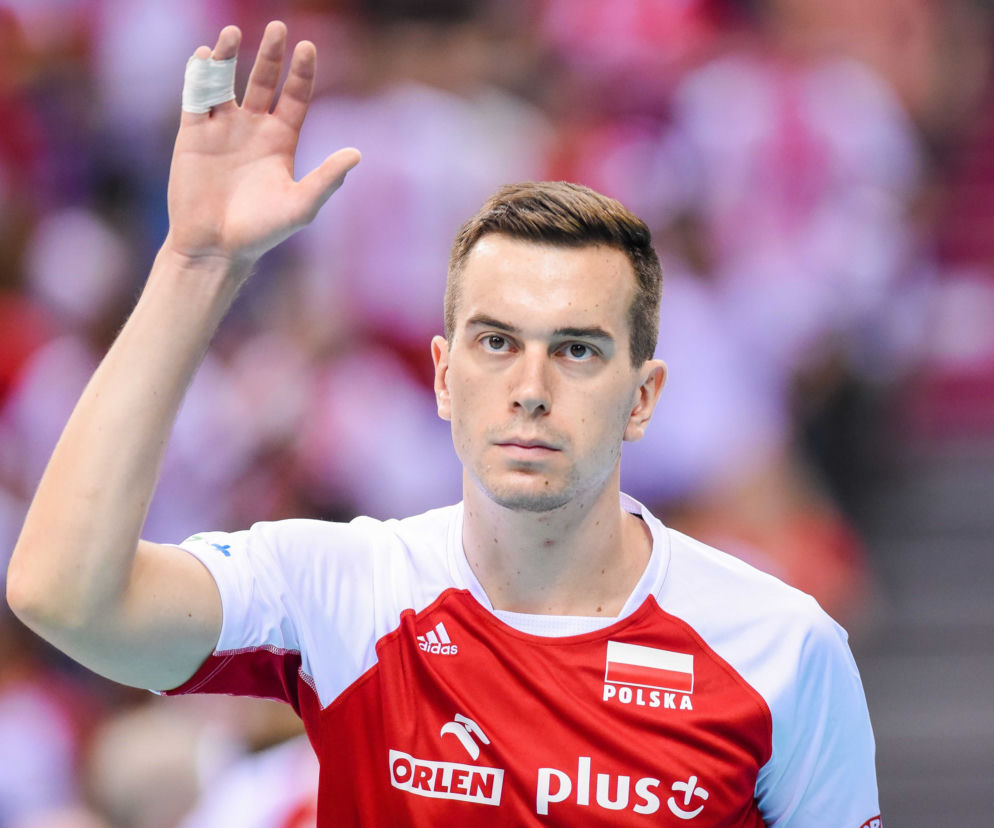 Siatkarz Artur Szalpuk w biało-czerwonej koszulce macha ręką do kibiców. O wygranej z Finlandią przeczytasz na SE Supersport.