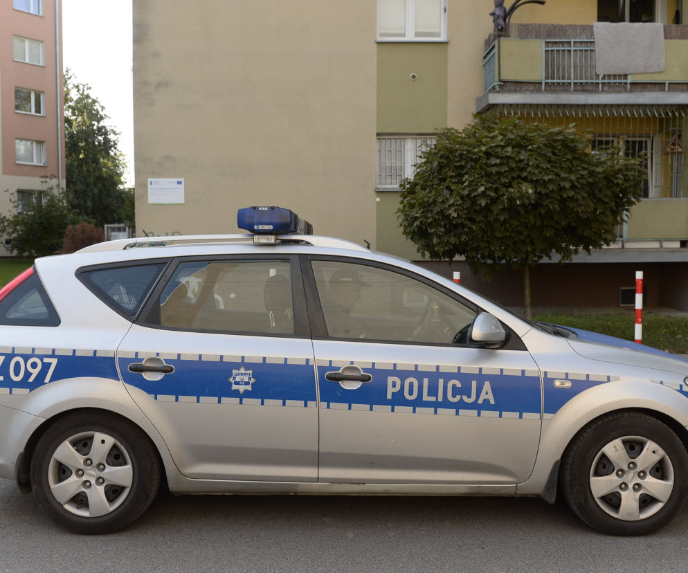 Policja radiowóz interwencja wypadek stłuczka taśma policyjna kogut policyjny