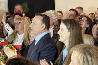 Łukasz Gibała zaprosił na scenę partnerkę. Kim jest Adrianna? Łączy ich nie tylko miłość