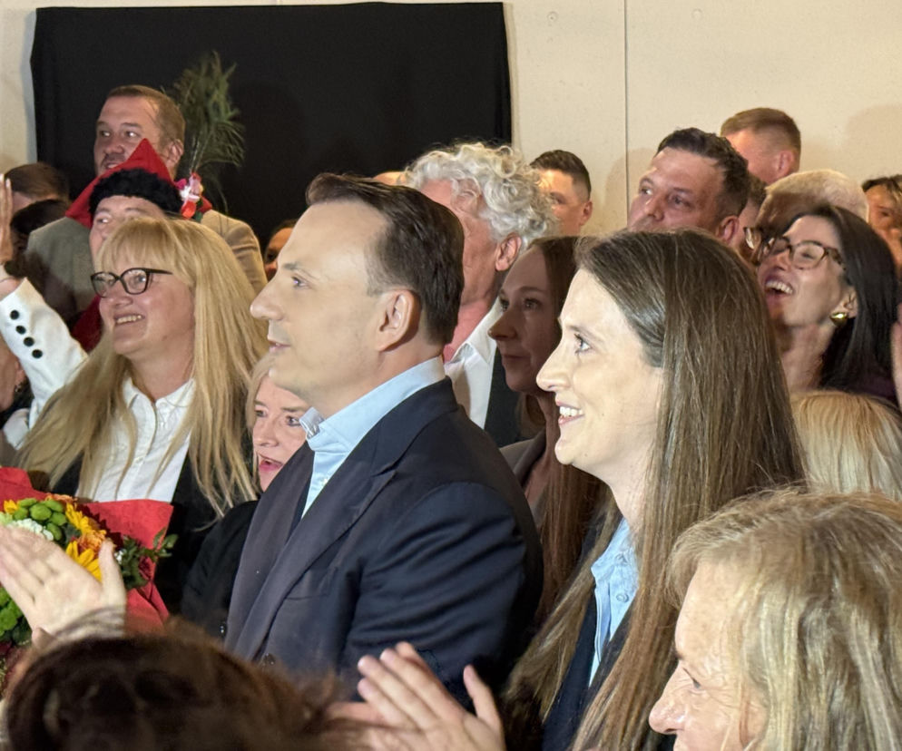 Łukasz Gibała z uśmiechniętą partnerką Adrianną Siudy podczas wieczoru wyborczego. O szczegółach przeczytasz na SE.