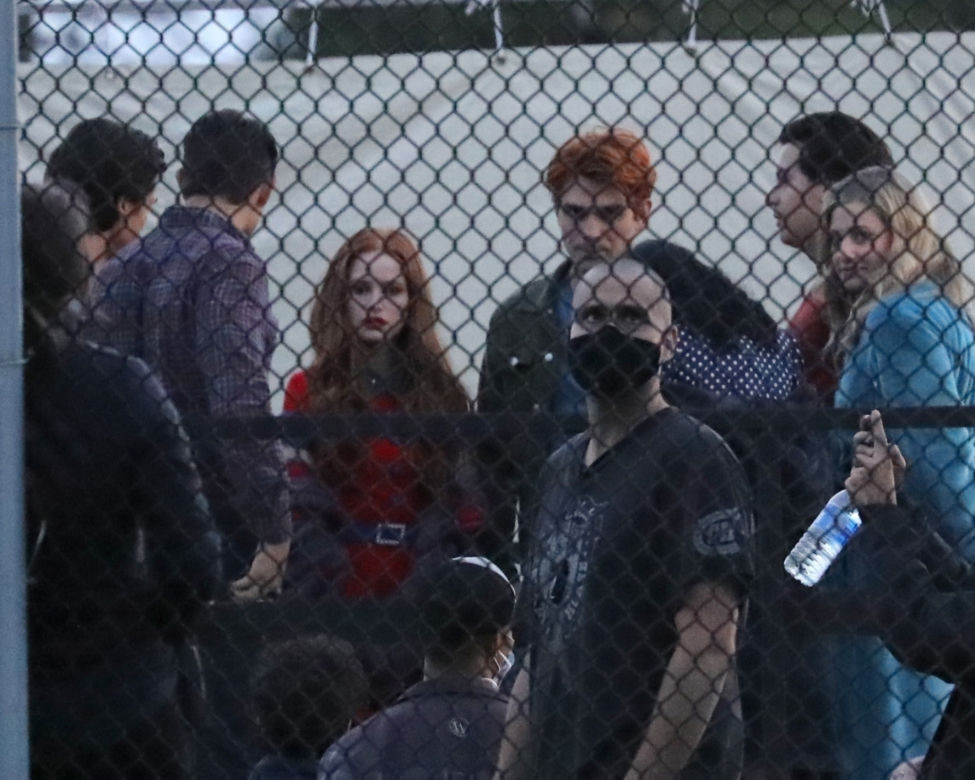 Obsada Riverdale na planie serialu - KJ Apa, Madeline Petsch