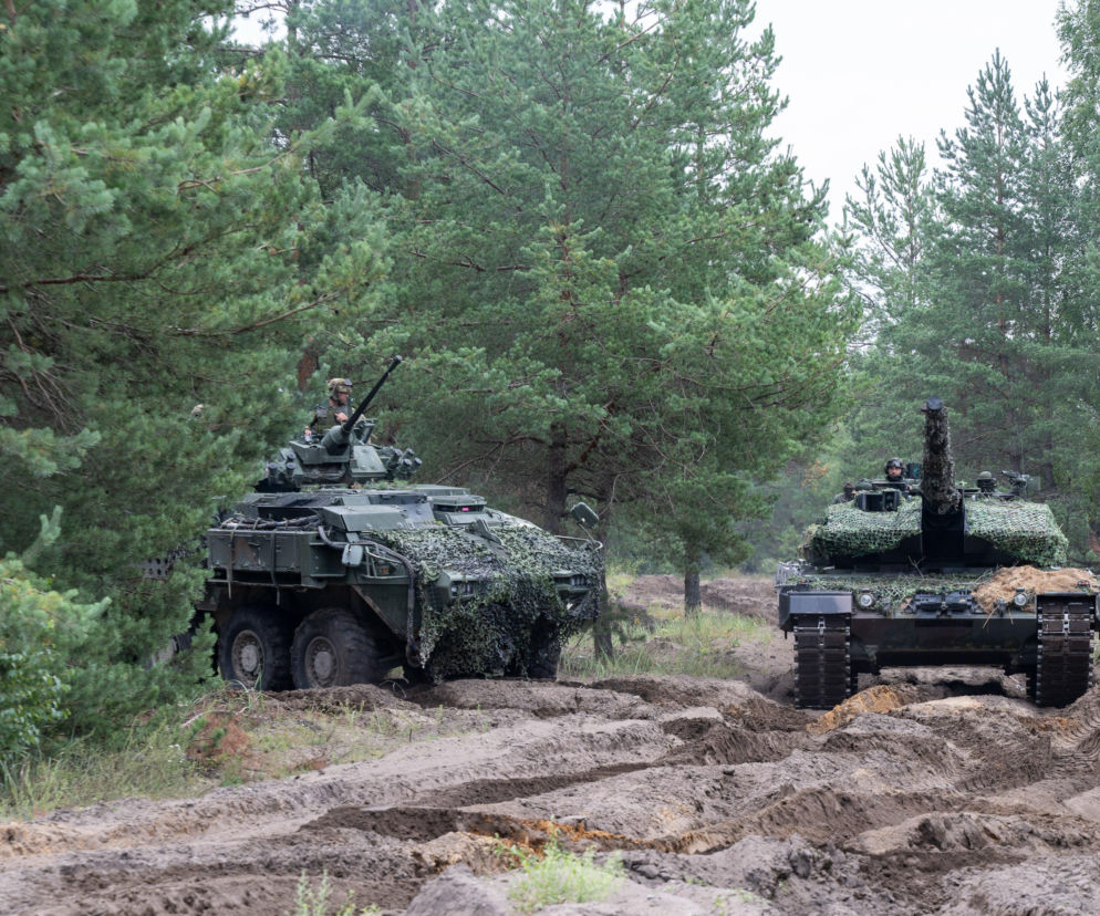 Czołg Leopard i pojazd opancerzony na piaszczystej drodze w lesie. O ćwiczeniach NATO przeczytasz na SE Portal Obronny.
