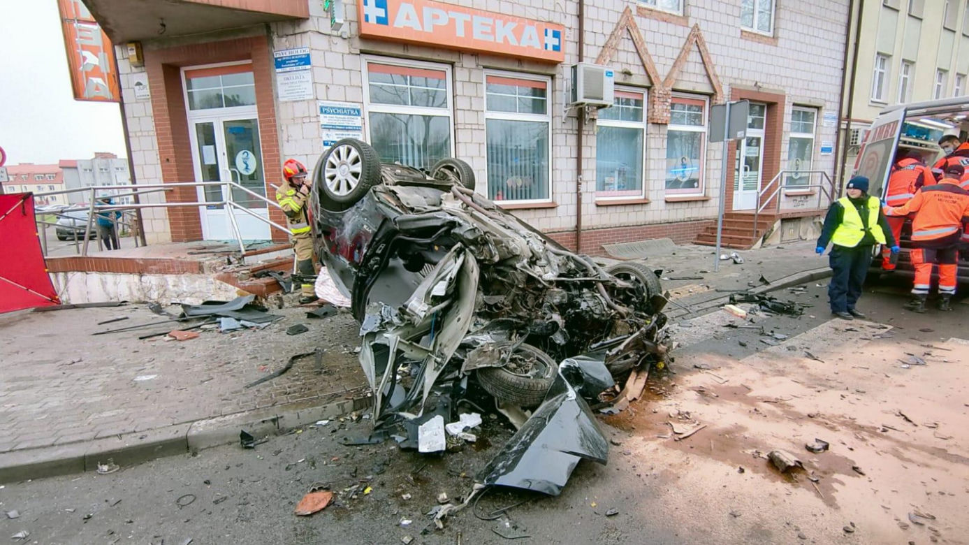  Braniewo. 27-letni kierowca uderzył w budynek apteki