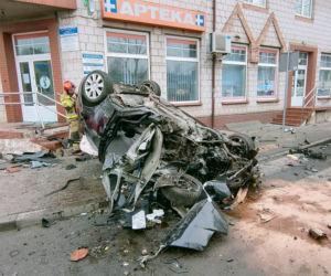  Braniewo. 27-letni kierowca uderzył w budynek apteki
