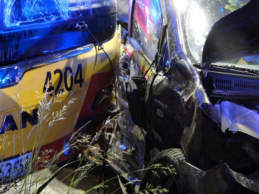 Dramatyczny wypadek we Włochach. Autobus zdzerzył się z osobówką