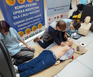 Uczennice IV LO szkolą Siedlczan z udzielania pierwszej pomocy