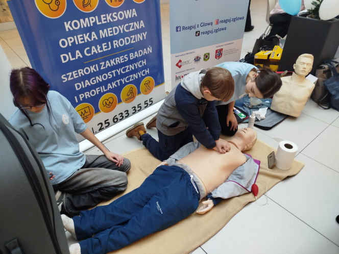 Uczennice IV LO szkolą Siedlczan z udzielania pierwszej pomocy