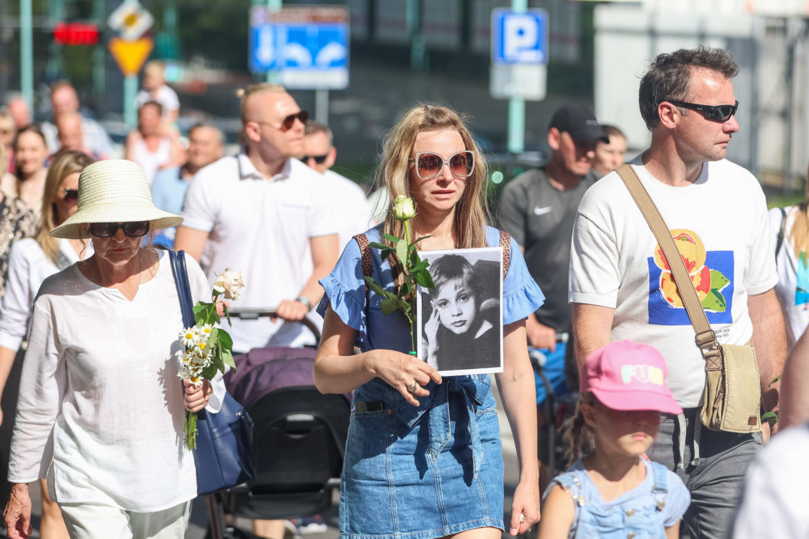 Biały Marsz dla Kamilka. Mieszkańcy Częstochowy przynieśli białe róże