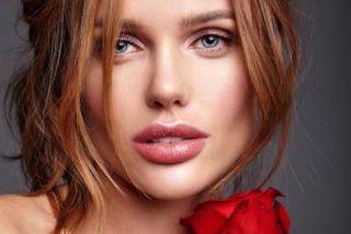 Sekrety nieskazitelnej bazy: Jak przygotować skórę na perfekcyjny makijaż