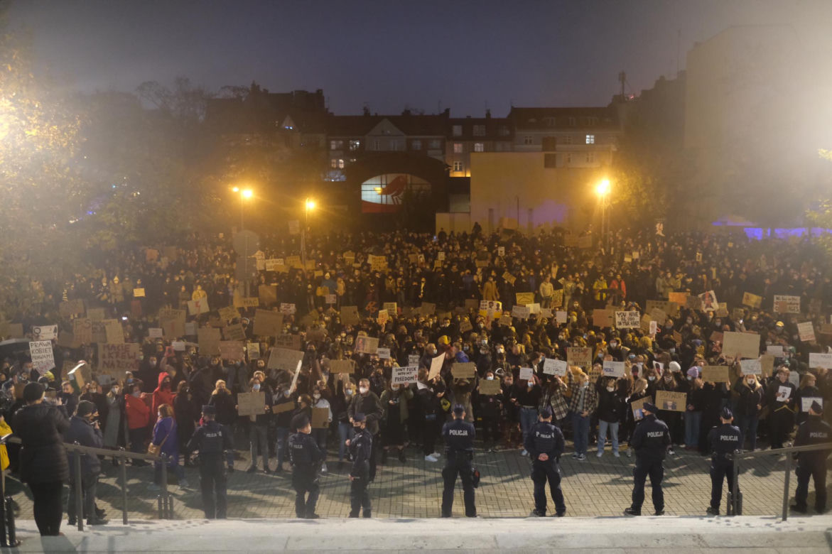 Strajk kobiet w Katowicach. Policja użyła gazu. Są zatrzymania [ZDJĘCIA]
